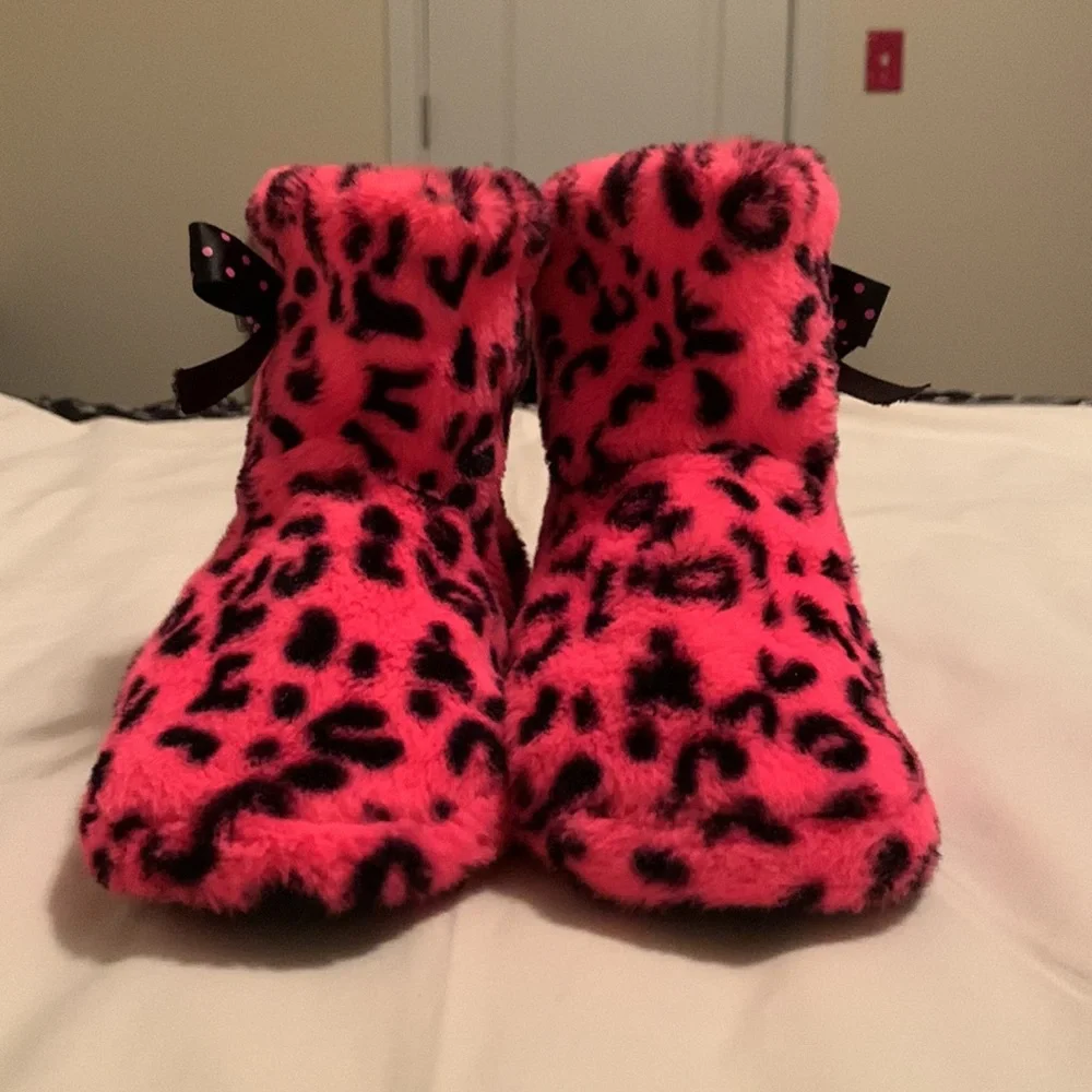 Justice Slippers • Size Large (6/7)